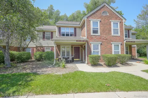 1676 Clemens Cir, Rochester Hills, MI 48307