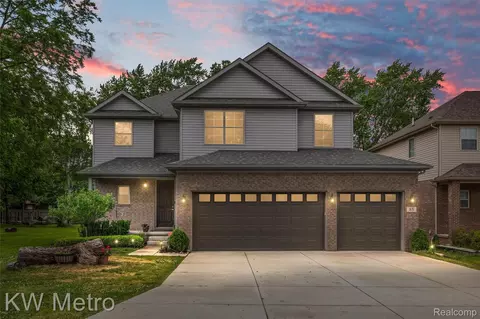 85 Hickory Dr, Troy, MI 48083