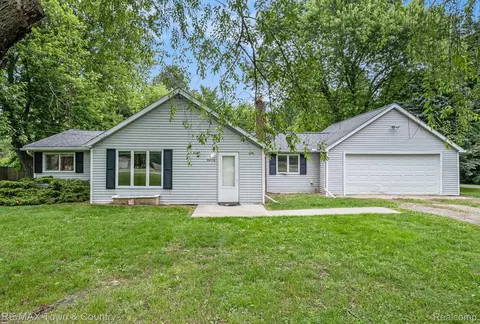 8476 W Coldwater Rd, Flushing, MI 48433