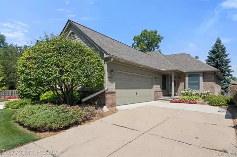 4415 Firethorn Ct, Warren, MI 48092