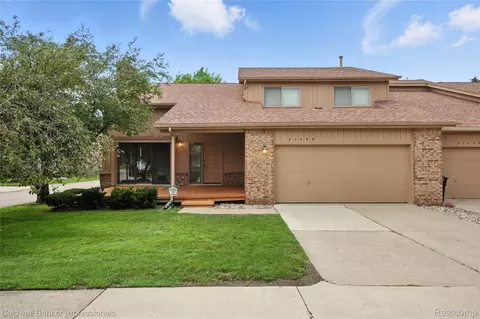 37438 N Laurel Park Dr, Livonia, MI 48152