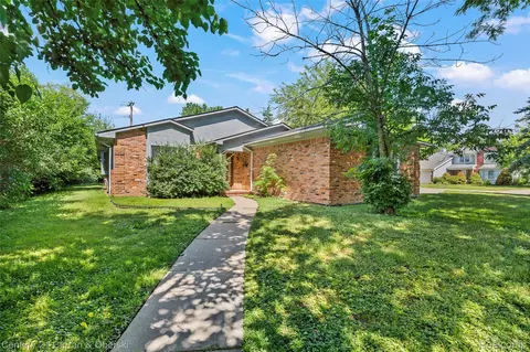 5620 Kaufman St, Dearborn Heights, MI 48125