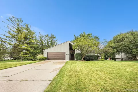 5722 Perrytown Dr, West Bloomfield, MI 48322