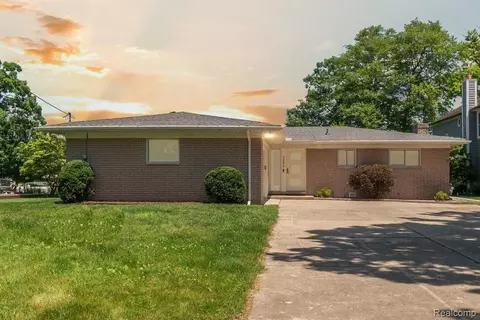 7262 Hatchery Rd, Waterford, MI 48327