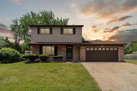 6169 Barker Cir, Waterford, MI 48329