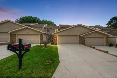 968 Golfview Ct, Rochester Hills, MI 48307