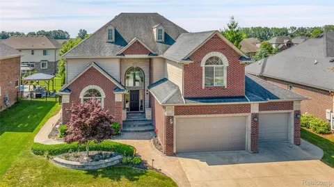 19492 Springbrook Dr, Macomb, MI 48044