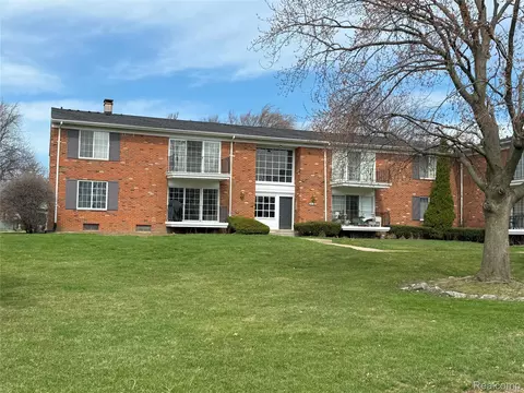 458 Fox Hills Dr N #8, Bloomfield Township, MI 48304