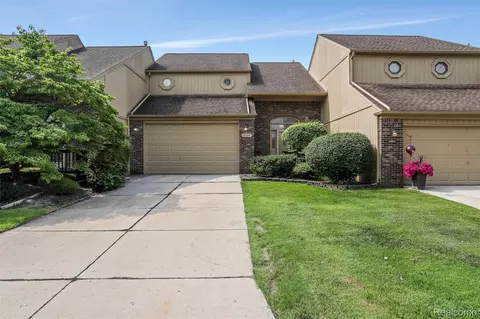 2137 Crystal Dr, Rochester Hills, MI 48309