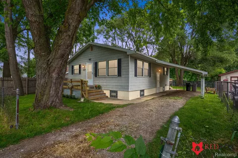 3037 Shaw St, Burton, MI 48529