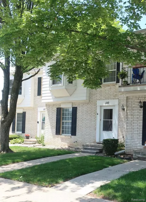 110 Stratford Ln, Rochester Hills, MI 48309
