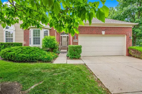 40488 Lenox Park Dr, Novi, MI 48377