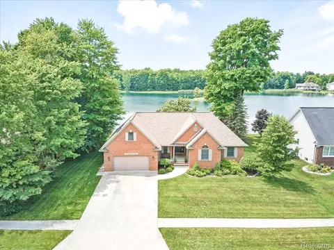 2753 E Lake Dr, Kimball, MI 48074