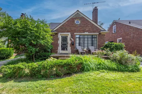 20450 Lochmoor St, Harper Woods, MI 48225