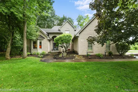 7319 Autumn Hill Dr, West Bloomfield, MI 48323