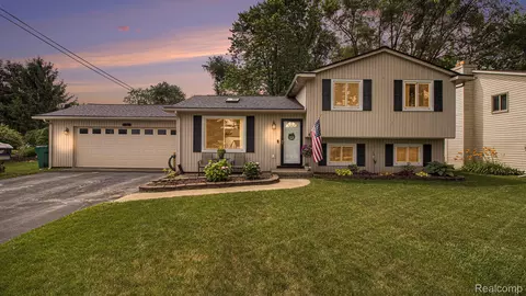 1875 Lakesview Dr, Oxford, MI 48371