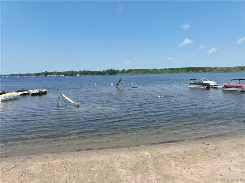 000 Lombardy Ct, Hamburg, MI 48169