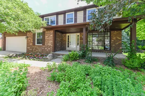 611 Ten Point Dr, Rochester Hills, MI 48309