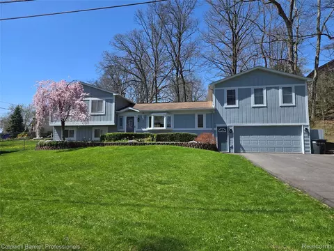 5885 Rockcroft Blvd, Independence, MI 48346