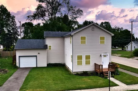 1106 E Hayes Ave, Hazel Park, MI 48030