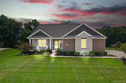 2488 Walnut View Dr, Howell, MI 48855