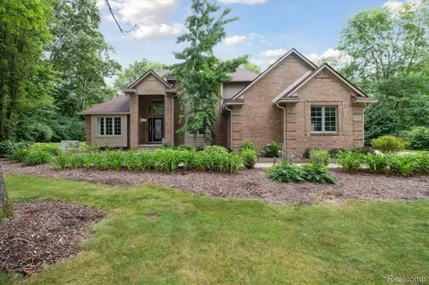 5993 Rosewood Pkwy, White Lake, MI 48383