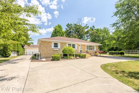 4150 Fairway Dr, Fort Gratiot, MI 48059