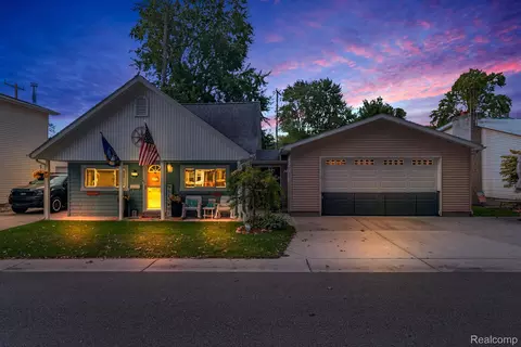 3017 Elmwood Dr, Fort Gratiot, MI 48059