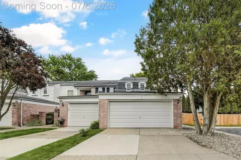 161 Stratford Ln, Rochester Hills, MI 48309