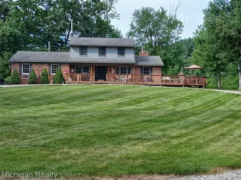 3281 Meadow Ln, White Lake, MI 48383