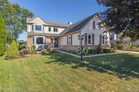 1918 Palmer Dr, Wixom, MI 48393