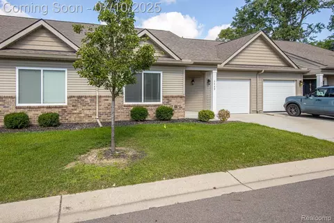 2489 Hatchery Crossing Dr, Waterford, MI 48329