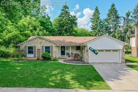46314 Rockledge Dr, Plymouth, MI 48170