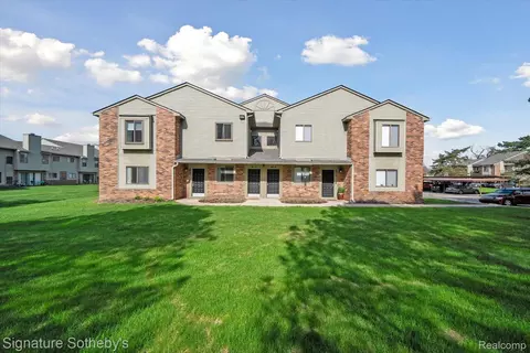 21920 Indian Creek Dr, Farmington Hills, MI 48335