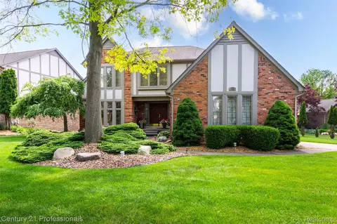 6626 Lake Pointe, Shelby Township, MI 48317