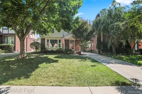 324 Fisher Rd, Grosse Pointe Farms, MI 48230