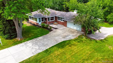 4408 S Lake Dr, Newport, MI 48166