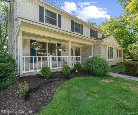 25067 Skye Dr, Farmington Hills, MI 48336