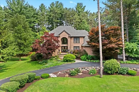 5523 Hidden Pines Dr, Genoa, MI 48116