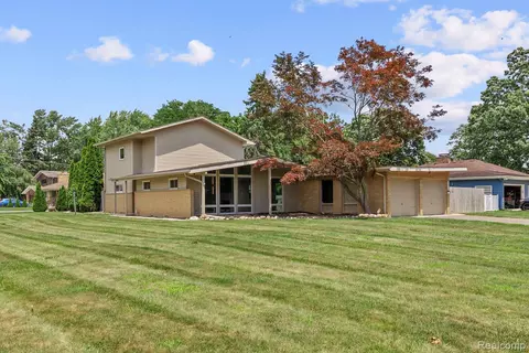 18720 Blue Skies St, Livonia, MI 48152