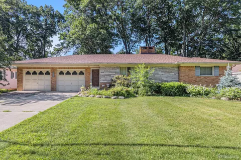 5559 Pleasant Dr, Waterford, MI 48329