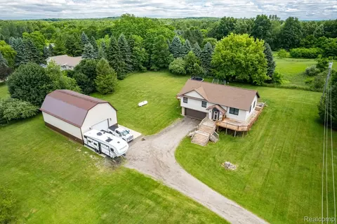 5401 Oakwood Rd, Ortonville, MI 48462