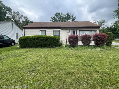 25523 Wiseman St, Roseville, MI 48066