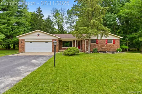 26550 Rose Hill Dr, Farmington, MI 48334