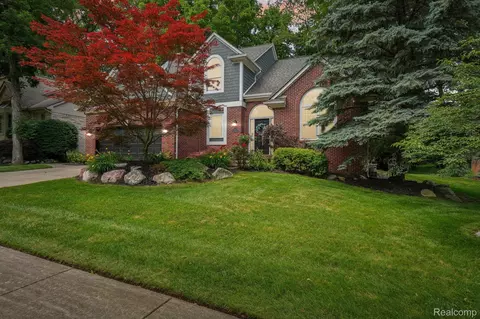 678 Twin Oaks Ct, Rochester Hills, MI 48307