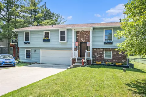 2029 N Long Lake Rd, Fenton, MI 48430