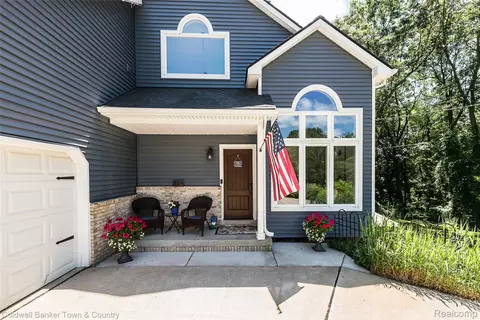 220 Norris Dr, Brandon, MI 48462