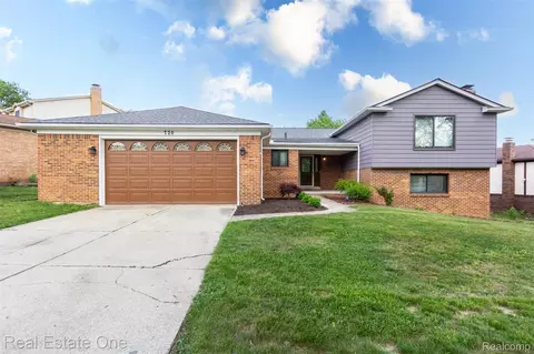 320 Antoinette Dr, Rochester Hills, MI 48309
