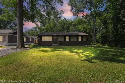 22281 Poinciana St, Southfield, MI 48033
