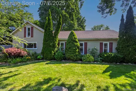 12 Pearl St, Oxford, MI 48371